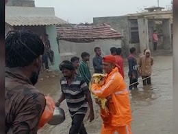 गुजरात : चक्रवात बिपरजॉय से प्रभावित इलाके में बचावकर्मी ने सीमेंट की थैली से ढक बच्चे को सुरक्षित जगह पहुंचाया गुजरात : चक्रवात बिपरजॉय से प्रभावित इलाके में बचावकर्मी ने सीमेंट की थैली से ढक बच्चे को सुरक्षित जगह पहुंचाया