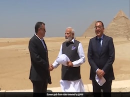 पीएम नरेंद्र मोदी दुनिया के सात अजूबों में शामिल गीजा के पिरामिड देखने पहुंचे पीएम नरेंद्र मोदी दुनिया के सात अजूबों में शामिल गीजा के पिरामिड देखने पहुंचे