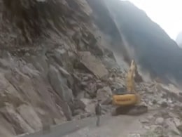 उत्तराखंड के पिथौरागढ़ जिले में भूस्खलन से बह गई मुख्य सड़क, 300 लोग फंसे उत्तराखंड के पिथौरागढ़ जिले में भूस्खलन से बह गई मुख्य सड़क, 300 लोग फंसे