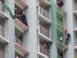 महिला बिल्डिंग से कूदने वाली ही थी, मगर राहतकर्मी ने बचा ली जान, 16 लाख लोगों ने देखा ये वीडियो महिला बिल्डिंग से कूदने वाली ही थी, मगर राहतकर्मी ने बचा ली जान, 16 लाख लोगों ने देखा ये वीडियो