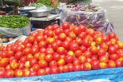 सब्जियों पर महंगाई की मार, टमाटर पहुंचा 100 के पार सब्जियों पर महंगाई की मार, टमाटर पहुंचा 100 के पार