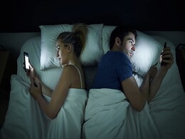 यहां जानें कैसे सोशल मीडिया आपकी रोमैंटिक लाइफ पर डालता है निगेटिव असर यहां जानें कैसे सोशल मीडिया आपकी रोमैंटिक लाइफ पर डालता है निगेटिव असर