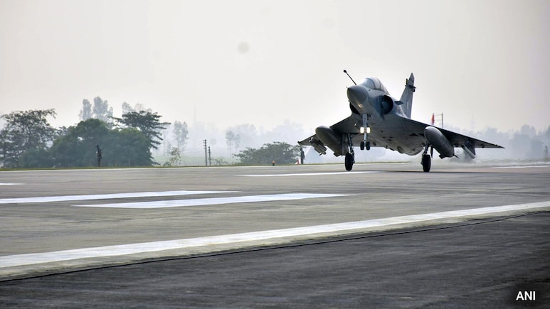 पूर्वांचल एक्सप्रेसवे ही नहीं, भारत की इन 'वर्ल्ड क्लास' सड़कों पर भी गरज सकते हैं फाइटर जेट, जानें कहां-कहां हैं