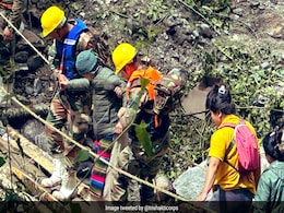 Army Rescues 300 More Tourists Stranded In North Sikkim Army Rescues 300 More Tourists Stranded In North Sikkim