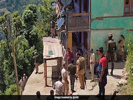 हिज्बुल मुजाहिदीन की साजिश के मामले में NIA ने फरार आतंकी के घर पर छापेमारी की हिज्बुल मुजाहिदीन की साजिश के मामले में NIA ने फरार आतंकी के घर पर छापेमारी की