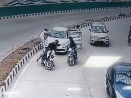 On Camera, 4 Men Rob Car At Gunpoint. Location: Delhi's 1.5 km-Long Tunnel On Camera, 4 Men Rob Car At Gunpoint. Location: Delhi's 1.5 km-Long Tunnel