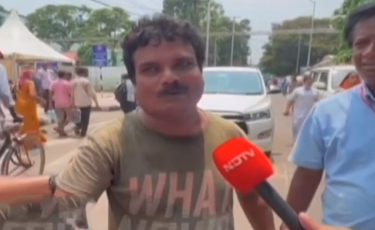 Ground Report : हादसे में घायल परिजनों की तलाश में कटक के अस्तपाल के बाहर लगा लोगों का तांता 