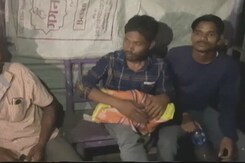 मध्य प्रदेश: दिल पर पत्थर रख नवजात का शव थैले में लेकर घर लौटा पिता मध्य प्रदेश: दिल पर पत्थर रख नवजात का शव थैले में लेकर घर लौटा पिता