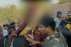 मध्य प्रदेश: दलित दूल्हे के घोड़ी चढ़ने पर भड़के दबंग, बारात पर किया पथराव मध्य प्रदेश: दलित दूल्हे के घोड़ी चढ़ने पर भड़के दबंग, बारात पर किया पथराव