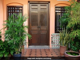 वास्तु शास्त्र के अनुसार घर के मुख्य द्वार पर कुछ चीजें रखनी मानी जाती हैं बेहद अच्छी, आती है घर में खुशहाली वास्तु शास्त्र के अनुसार घर के मुख्य द्वार पर कुछ चीजें रखनी मानी जाती हैं बेहद अच्छी, आती है घर में खुशहाली