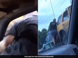 चालान से बचने के लिए अपनी जान खतरे में डालता नजर आया शख्स, लोडिंग ट्रक पर सवार अपनी ही कार चुरा ले भागा चालान से बचने के लिए अपनी जान खतरे में डालता नजर आया शख्स, लोडिंग ट्रक पर सवार अपनी ही कार चुरा ले भागा