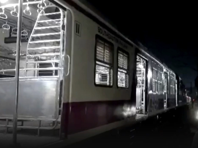 पश्चिम बंगाल : पश्चिम मेदिनीपुर में लोकल ट्रेन का खाली डिब्बा पटरी से उतरा पश्चिम बंगाल : पश्चिम मेदिनीपुर में लोकल ट्रेन का खाली डिब्बा पटरी से उतरा