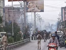 मणिपुर की राजधानी में घर जला दिए गए, प्रदर्शनकारियों और सुरक्षा बलों के बीच हुई झड़प मणिपुर की राजधानी में घर जला दिए गए, प्रदर्शनकारियों और सुरक्षा बलों के बीच हुई झड़प