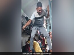 भीड़ से खचाखच भरी थी ट्रेन, लोगों के ऊपर से गुज़रता हुआ ऐसे टॉयलेट पहुंचा शख्स, देखकर भड़के लोग भीड़ से खचाखच भरी थी ट्रेन, लोगों के ऊपर से गुज़रता हुआ ऐसे टॉयलेट पहुंचा शख्स, देखकर भड़के लोग