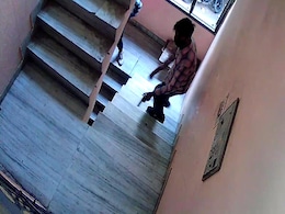 दिल्ली में कारोबारी के घर पर फायरिंग करवाने के मामले में लॉरेंस बिश्नोई को पुलिस रिमांड पर भेजा गया दिल्ली में कारोबारी के घर पर फायरिंग करवाने के मामले में लॉरेंस बिश्नोई को पुलिस रिमांड पर भेजा गया