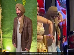 'गदर' के 'तारा सिंह' बनकर बेटे करण के संगीत में पहुंचे सनी देओल, 'मैं निकला गड्डी लेके' पर डांस वीडियो देख फैंस हो जाएंगे दीवाने 'गदर' के 'तारा सिंह' बनकर बेटे करण के संगीत में पहुंचे सनी देओल, 'मैं निकला गड्डी लेके' पर डांस वीडियो देख फैंस हो जाएंगे दीवाने