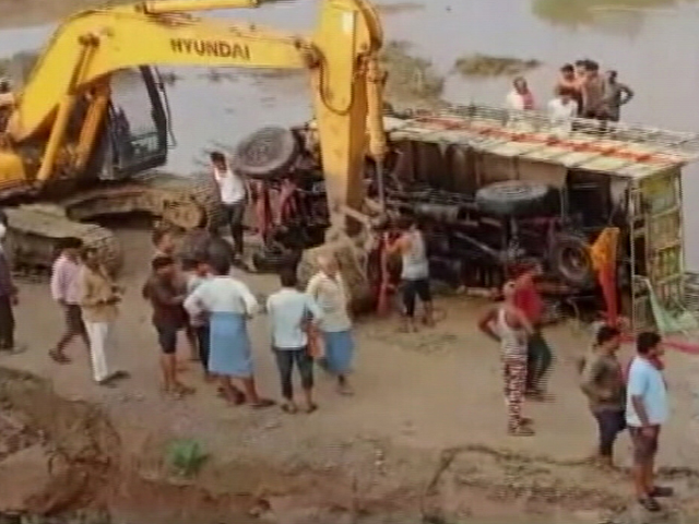 मध्य प्रदेश : शादी में जा रहे ट्रक के नदी में गिरने से 5 लोगों की मौत, कई घायल