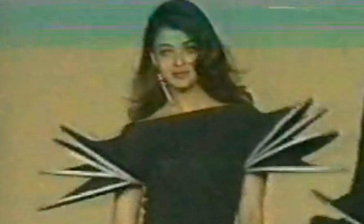 Viral: 1994 Clip Of Aishwarya Rai Bachchan Walking The Ramp Thrills The Internet