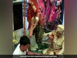 शादी के मंडप में ही 2-2 हाथ करने लगे महिला और शख्स, फिर इसके बाद हुआ कुछ ऐसा, हंसते-हंसते हो जाएगा पेट दर्द शादी के मंडप में ही 2-2 हाथ करने लगे महिला और शख्स, फिर इसके बाद हुआ कुछ ऐसा, हंसते-हंसते हो जाएगा पेट दर्द