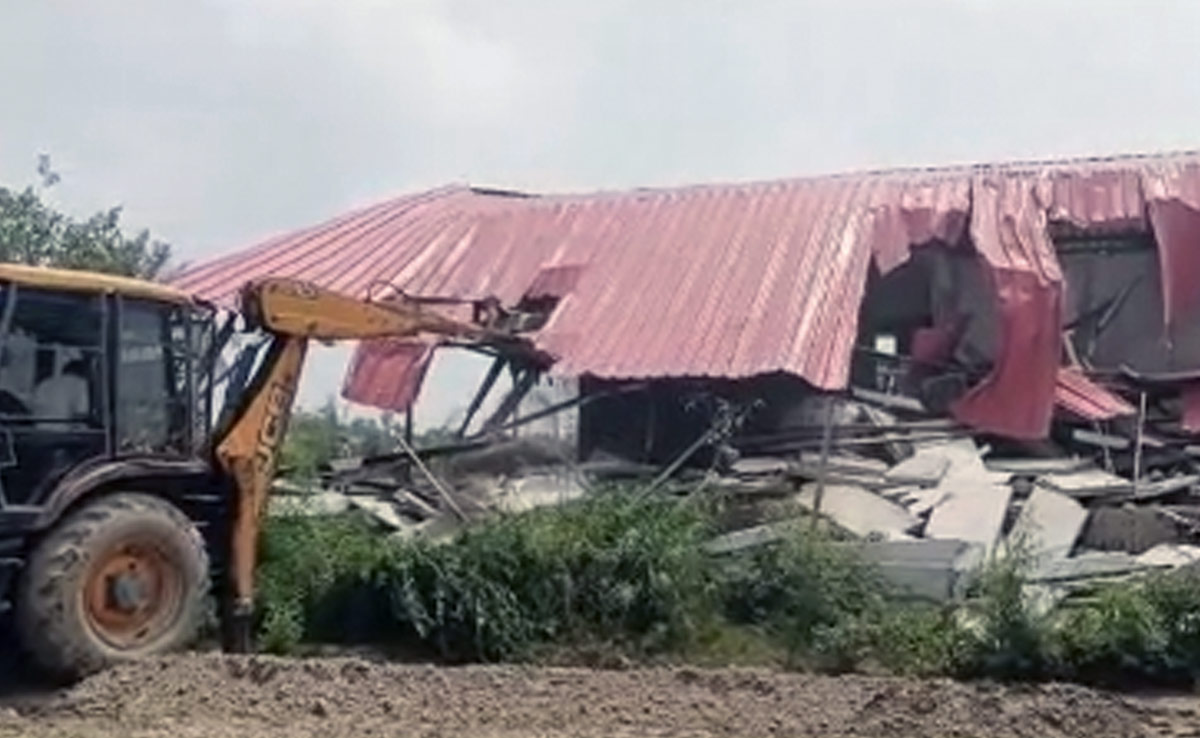 नोएडा अथॉरिटी का एक्शन, 24 घंटे में 260 करोड़ से ज्यादा की जमीन से हटाया अवैध कब्जा