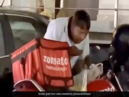 काम के बीच नहीं मिला वक्त, बाइक पर ही खाने लगा खाना, डिलीवरी बॉय का संघर्ष देख पसीज उठेगा दिल काम के बीच नहीं मिला वक्त, बाइक पर ही खाने लगा खाना, डिलीवरी बॉय का संघर्ष देख पसीज उठेगा दिल