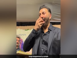 VIDEO: बेटे की शादी के बाद सनी देओल ने पैपराजी के सामने खाई मिठाई, बोले- खुशी का दिन है VIDEO: बेटे की शादी के बाद सनी देओल ने पैपराजी के सामने खाई मिठाई, बोले- खुशी का दिन है