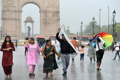 दिल्ली-एनसीआर के ज्यादातर हिस्सों में बरिश, तापमान में गिरावट आई दिल्ली-एनसीआर के ज्यादातर हिस्सों में बरिश, तापमान में गिरावट आई