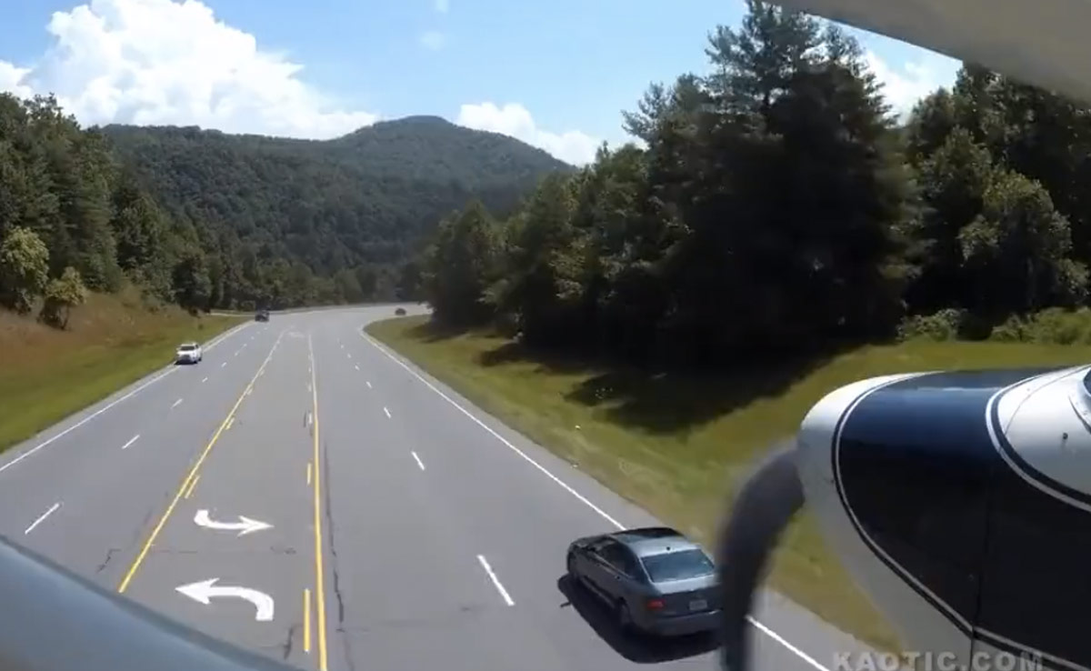 पायलट ने रोड पर कराई इमरजेंसी लैंडिंग, सड़क पर चल रही थी कई गाड़ियां, फिर जो हुआ...