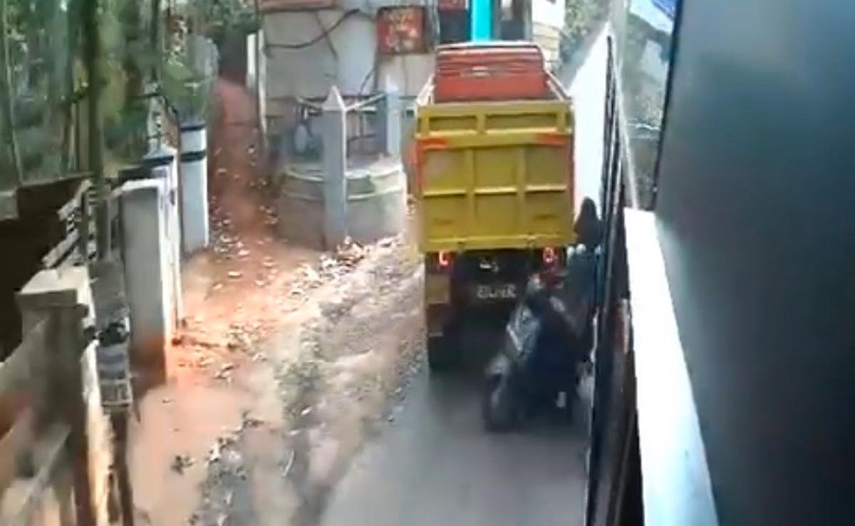 Video: Narrow Escape For Kerala Students After Scooter Stuck Between Bus And Lorry