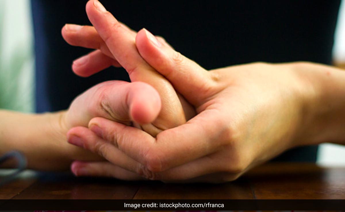 उंगलियां चटकाने की आदत आपकी हड्डियों के लिए नुकसानदायक तो नहीं है ? एक्सपर्ट की बात जानकर चौंक जाएंगे आप