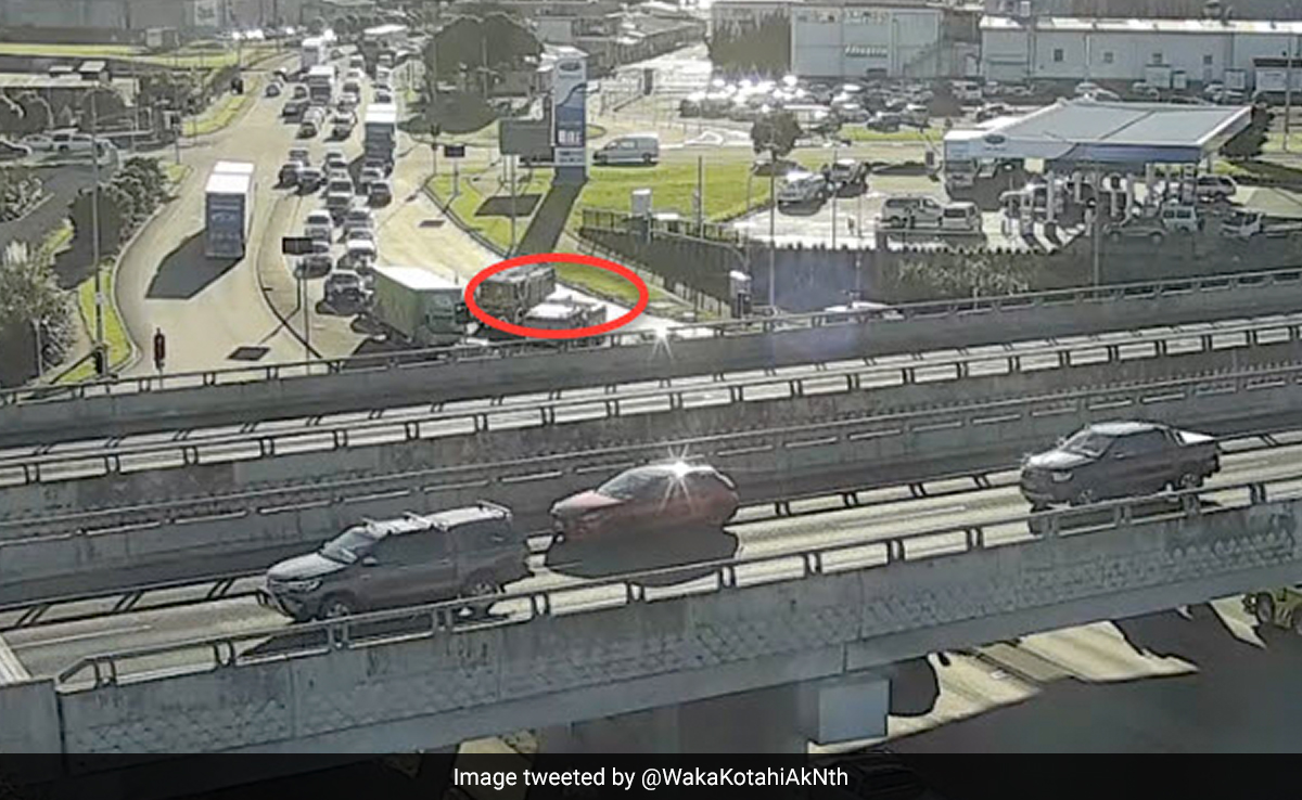 Vehicles Stuck In Traffic In New Zealand As A Truck Spilled 22 Tonnes Of Carpet Glue