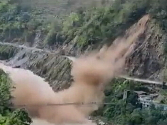 भूस्खलन से बद्रीनाथ हाइवे बाधित, कई गाड़ियां रास्ते में ही फंसी