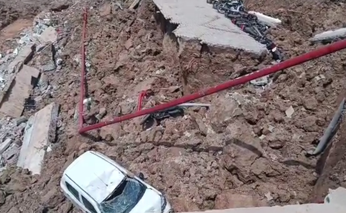 VIDEO: पंजाब के मोहाली में एक बिल्डिंग का पार्किंग लॉट का बड़ा हिस्सा ढहा, कई वाहन क्षतिग्रस्त