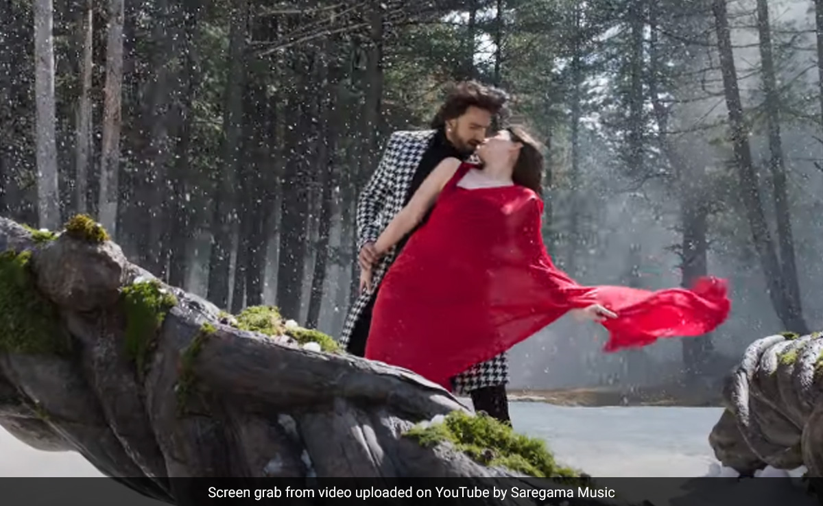 "Where Is Shreya Ghoshal?" The Internet Shreds Karan Johar's "Dream Team" Edit