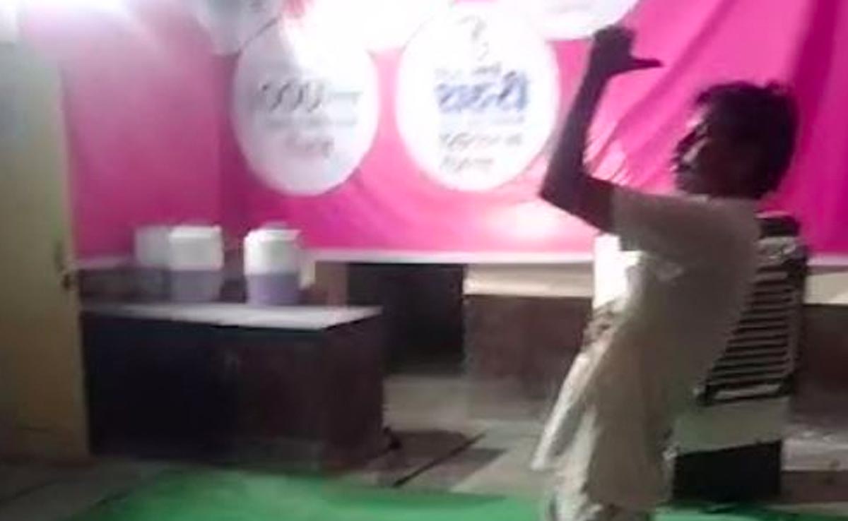 VIDEO: महंगाई राहत कैंप में नशे में धुत होकर डांस करना पड़ा भारी, तीन पर गिरी गाज