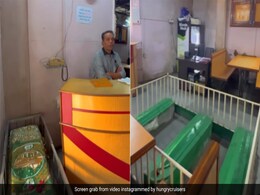 मरे हुए लोगों की कब्र पर बैठकर यहां चाय का मज़ा लेते हैं लोग, 72 साल पुराने रेस्टोरेंट की खासियत जान उड़ जाएंगे होश मरे हुए लोगों की कब्र पर बैठकर यहां चाय का मज़ा लेते हैं लोग, 72 साल पुराने रेस्टोरेंट की खासियत जान उड़ जाएंगे होश