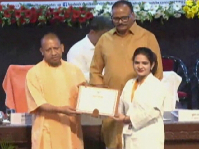 यूपी में रोजगार की बहार, सीएम योगी ने बांटे 7000 नियुक्ति पत्र