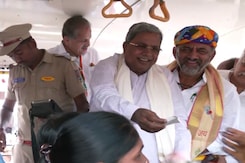 महिलाओं के लिए मुफ्त यात्रा योजना की शुरुआत के मौके पर सिद्धारमैया बने बस कंडक्टर महिलाओं के लिए मुफ्त यात्रा योजना की शुरुआत के मौके पर सिद्धारमैया बने बस कंडक्टर