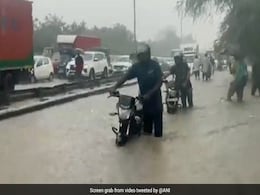 5-Km Traffic Jam At Delhi-Gurugram Expressway After Heavy Downpour, Waterlogging 5-Km Traffic Jam At Delhi-Gurugram Expressway After Heavy Downpour, Waterlogging