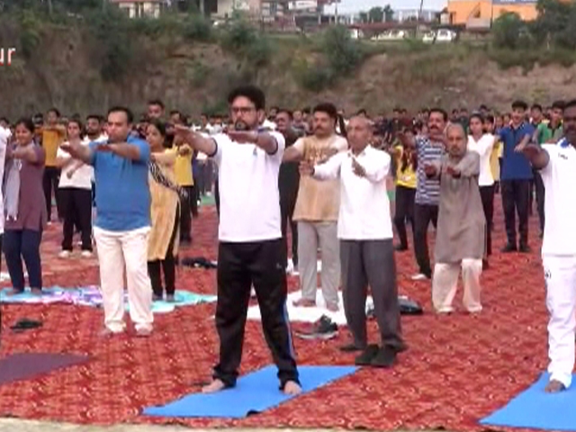 योग दिवस के मौके पर बीजेपी नेताओं की योग कार्यक्रम में शिरकत