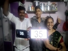 बेटे को मिले 35 प्रतिशत अंक, मां-पिता ने जश्न मनाया, लोगों ने कहा- ऐसे पैरेंट्स सबको मिलें बेटे को मिले 35 प्रतिशत अंक, मां-पिता ने जश्न मनाया, लोगों ने कहा- ऐसे पैरेंट्स सबको मिलें