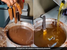 तेल में डुबोकर बनाई जा रही चॉकलेट आइसक्रीम, देखकर लोगों ने पकड़ा सिर, बोले- ये Ice Cream नहीं, ये तेल क्रीम है तेल में डुबोकर बनाई जा रही चॉकलेट आइसक्रीम, देखकर लोगों ने पकड़ा सिर, बोले- ये Ice Cream नहीं, ये तेल क्रीम है