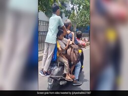 सड़क पर जा रही स्कूटी पर एकसाथ बैठे दिखे 8 लोग, शख्स का जुगाड़ देख लोगों ने पकड़ लिया सिर, बोले- बिरयानी का कमाल है सड़क पर जा रही स्कूटी पर एकसाथ बैठे दिखे 8 लोग, शख्स का जुगाड़ देख लोगों ने पकड़ लिया सिर, बोले- बिरयानी का कमाल है
