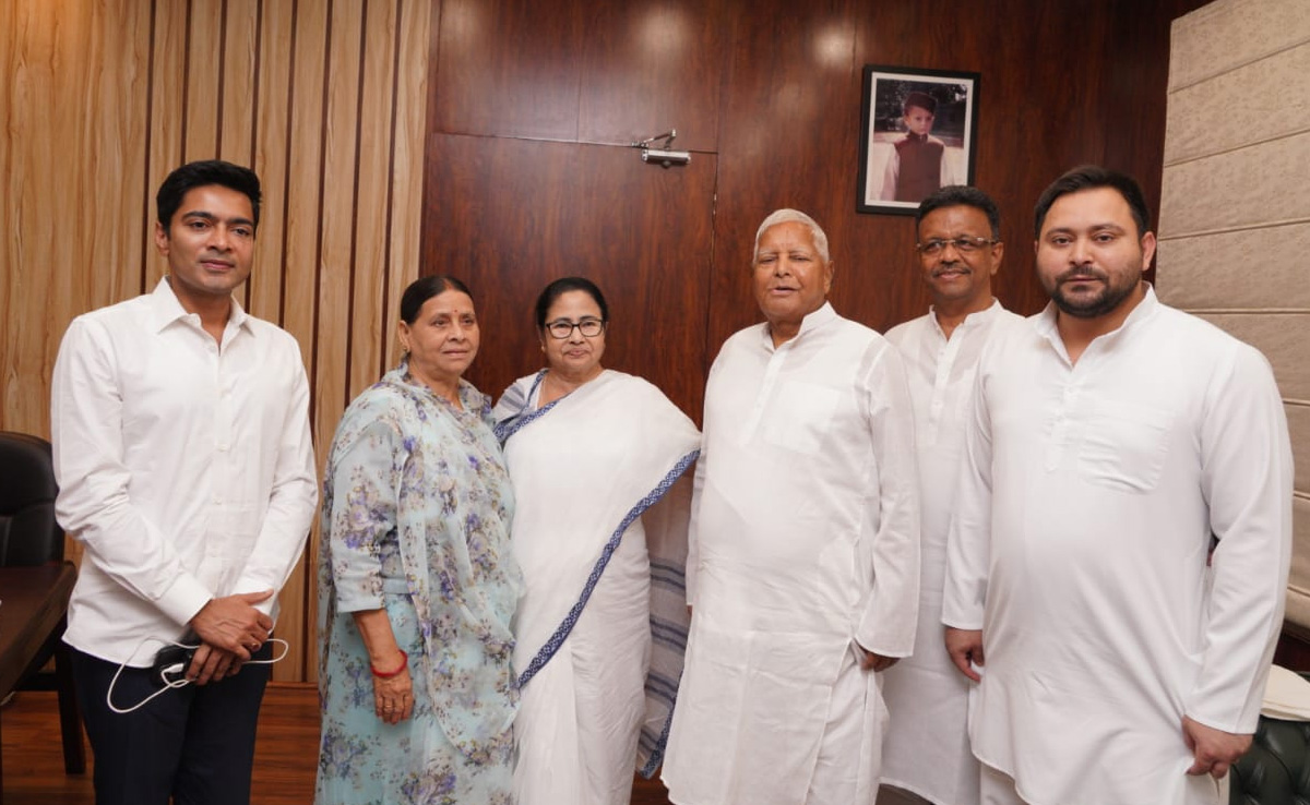 VIDEO: विपक्ष की बैठक के लिए पहुंचे ममता बनर्जी और एमके स्टालिन ने छूए लालू यादव के पैर