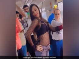 रील बनाने के लिए मेट्रो में अचानक नाचने लगी लड़की, लेकिन लोगों की नज़रें पीछे खड़े अंकल पर अटक गईं रील बनाने के लिए मेट्रो में अचानक नाचने लगी लड़की, लेकिन लोगों की नज़रें पीछे खड़े अंकल पर अटक गईं
