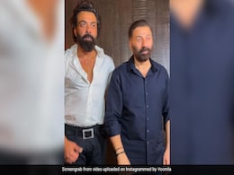 VIDEO: सनी देओल बेटे करण देओल की शादी में हुए इतने खुश, ऑफर कर दी दारू, बोले- एक बोतल ले आओ VIDEO: सनी देओल बेटे करण देओल की शादी में हुए इतने खुश, ऑफर कर दी दारू, बोले- एक बोतल ले आओ