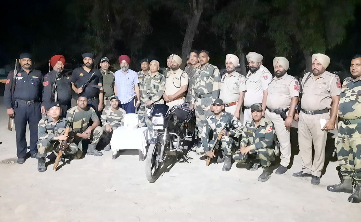 BSF, पंजाब पुलिस ने जॉइंट ऑपरेशन में तरनतारन से मिली हेरोइन, तस्कर मोटरसाइकिल छोड़ भागा