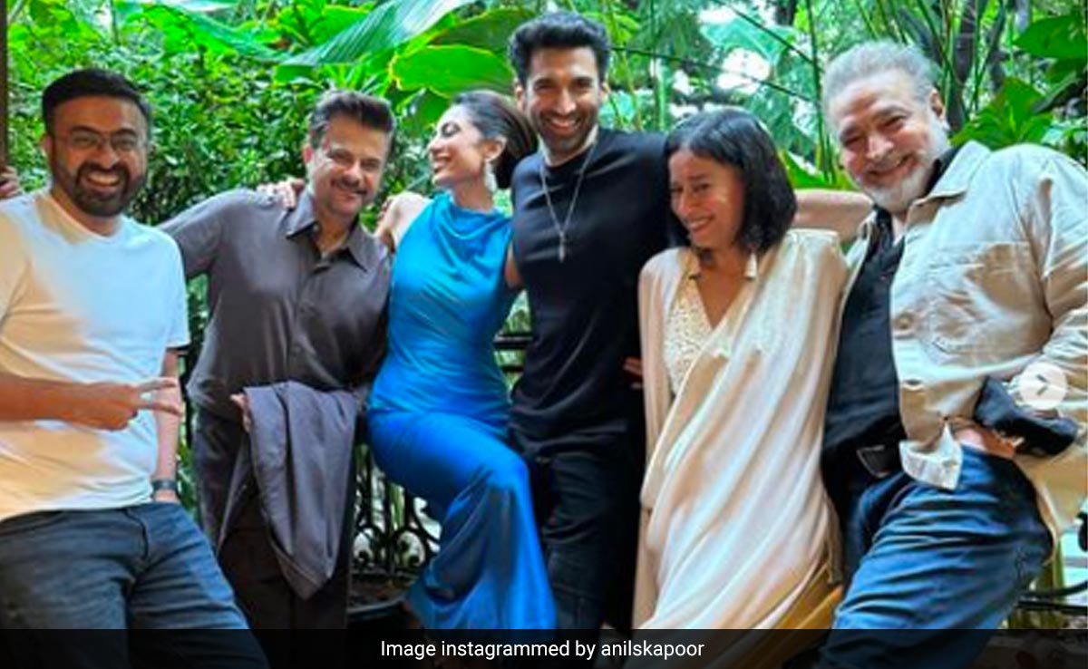 Anil Kapoor Never Went "Off Duty," Hosted <i> The Night Manager </i> Team At His Mumbai Home