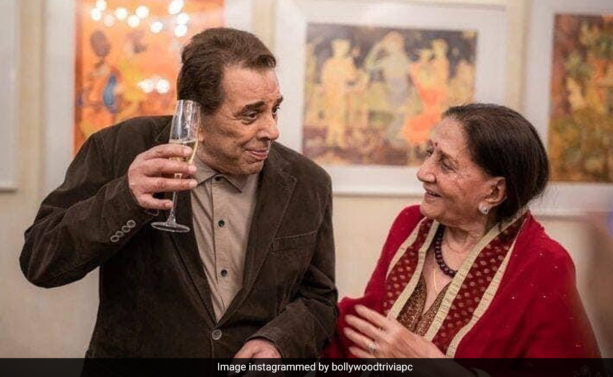Dharmendra In A Priceless Pic With Wife Prakash Kaur At Grandson Karan Deol's Wedding