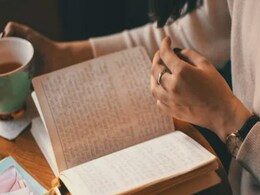 महिला के हाथ लगी 90 के दशक की एक पुरानी डायरी, पन्नों पर लिखी लाइनों को पढ़ लोगों को याद गुजरा जमाना महिला के हाथ लगी 90 के दशक की एक पुरानी डायरी, पन्नों पर लिखी लाइनों को पढ़ लोगों को याद गुजरा जमाना